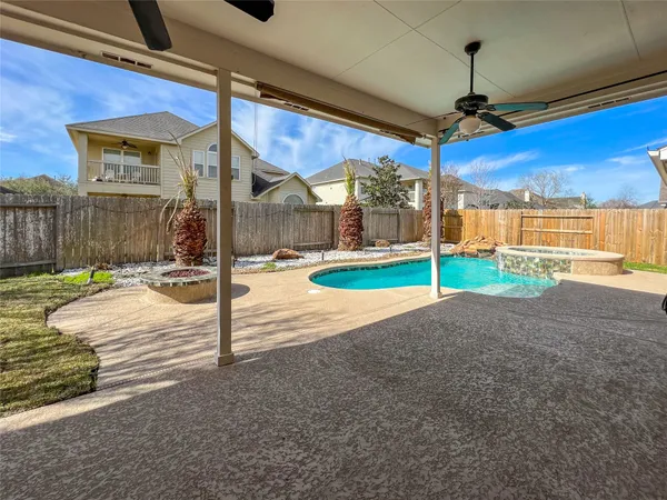 a view of a backyard