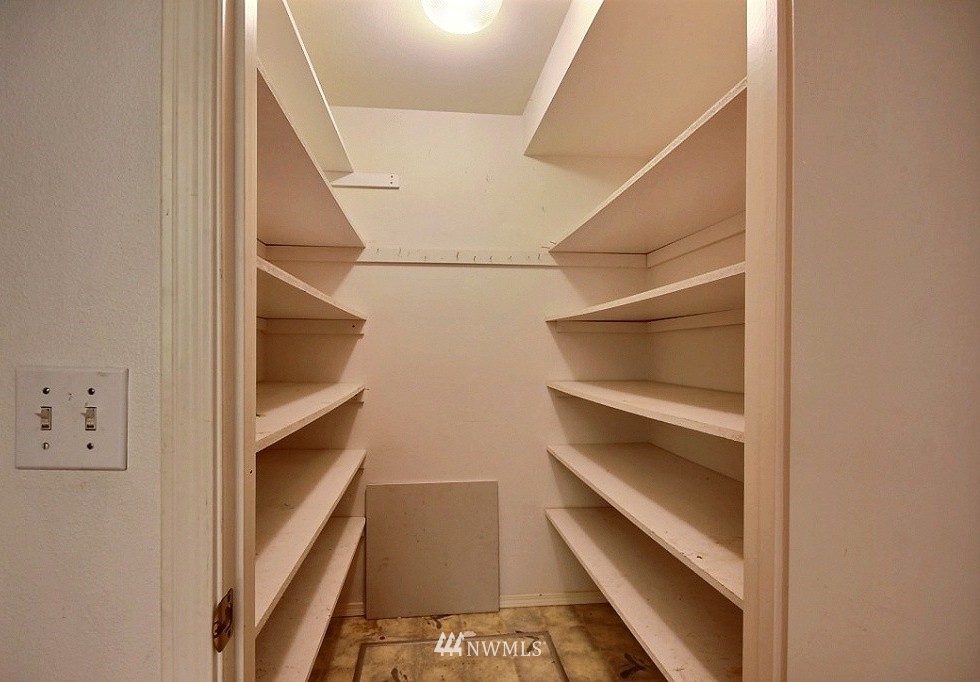 810 South 27th Street Renton, WA 98055 - Photo 6 of 19 Gallery Image 6