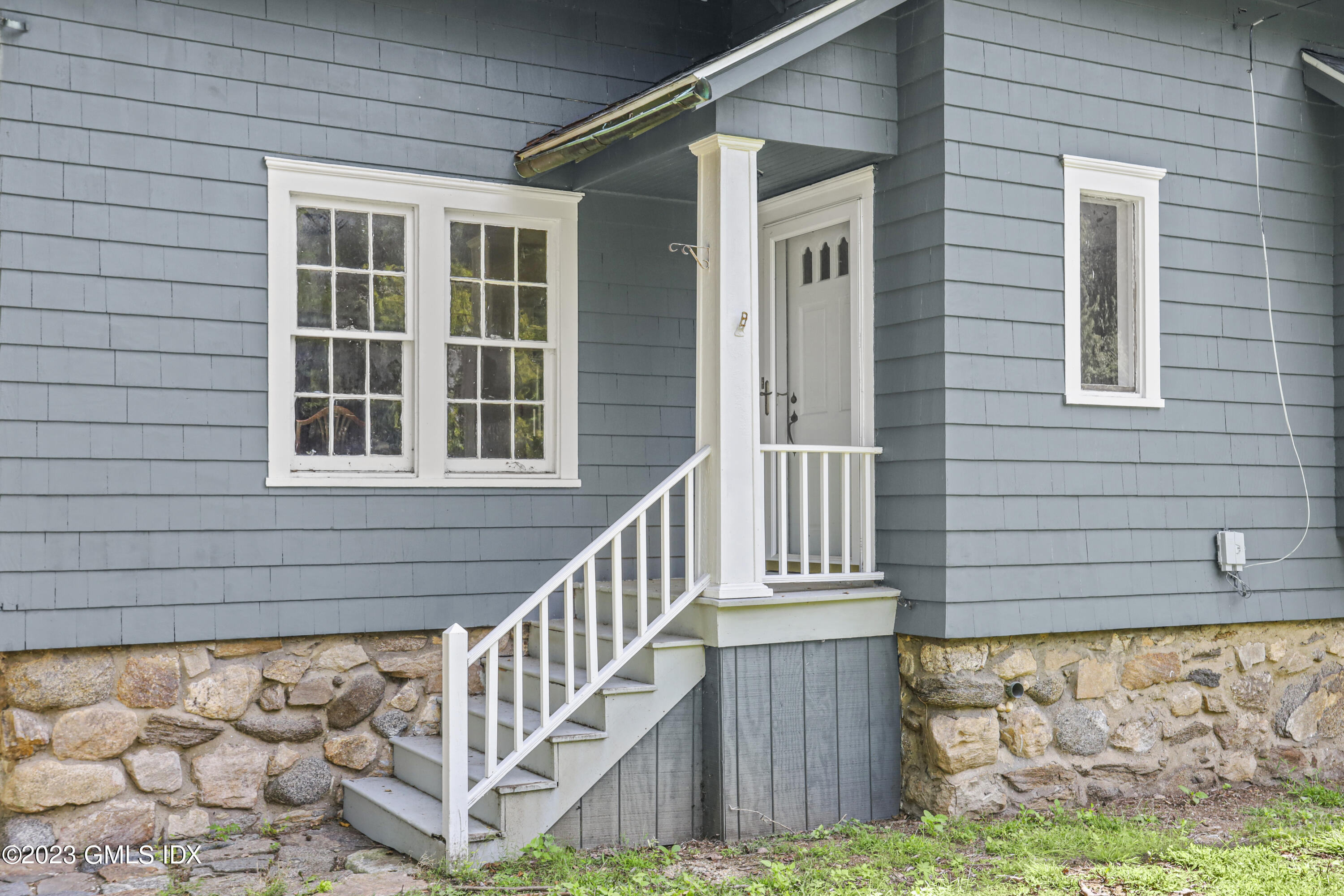 33 Breezemont Avenue Riverside, CT 06878 - Photo 11 of 31 a view of a house with wooden fence