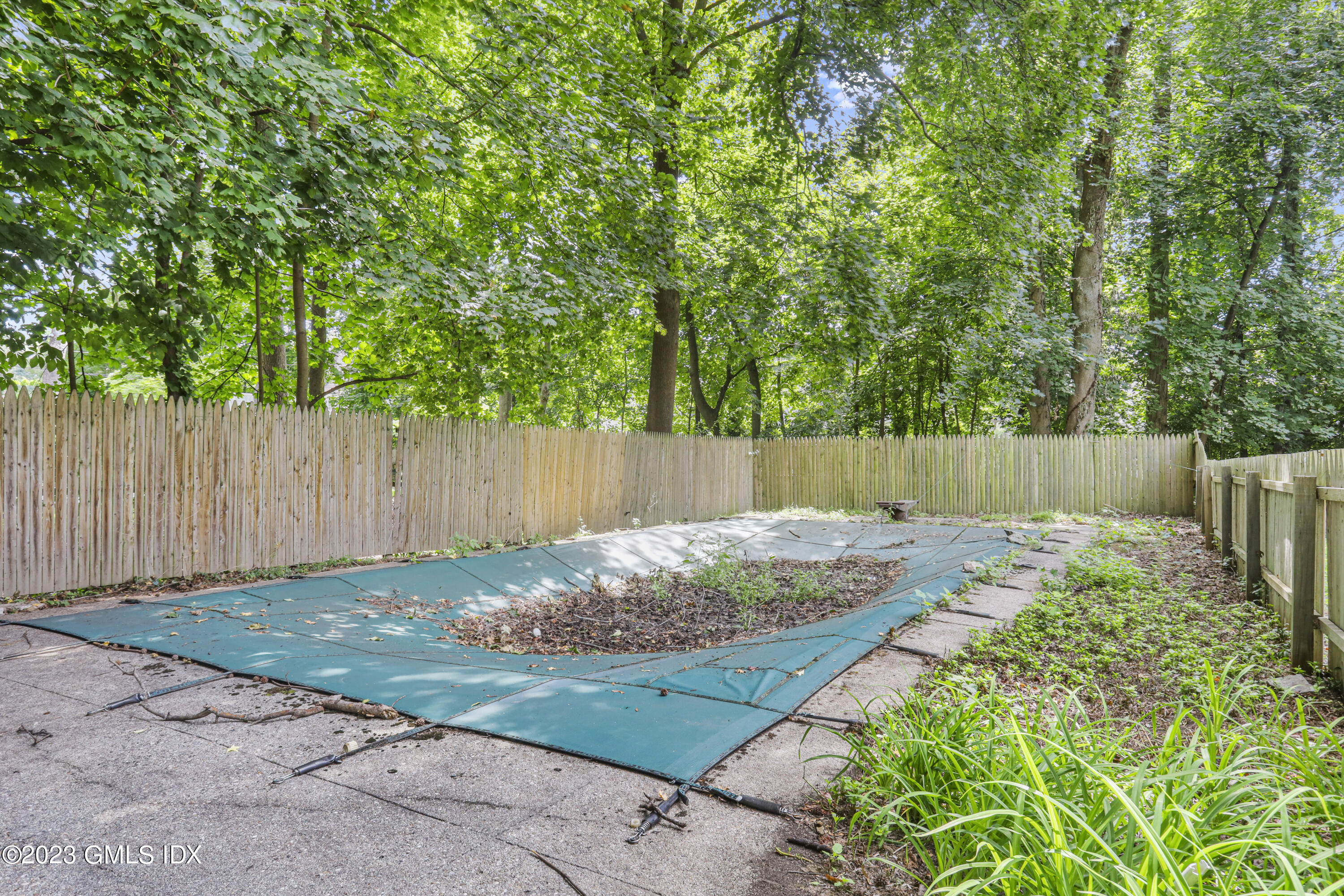 33 Breezemont Avenue Riverside, CT 06878 - Photo 15 of 31 a backyard with table and chair and wooden fence