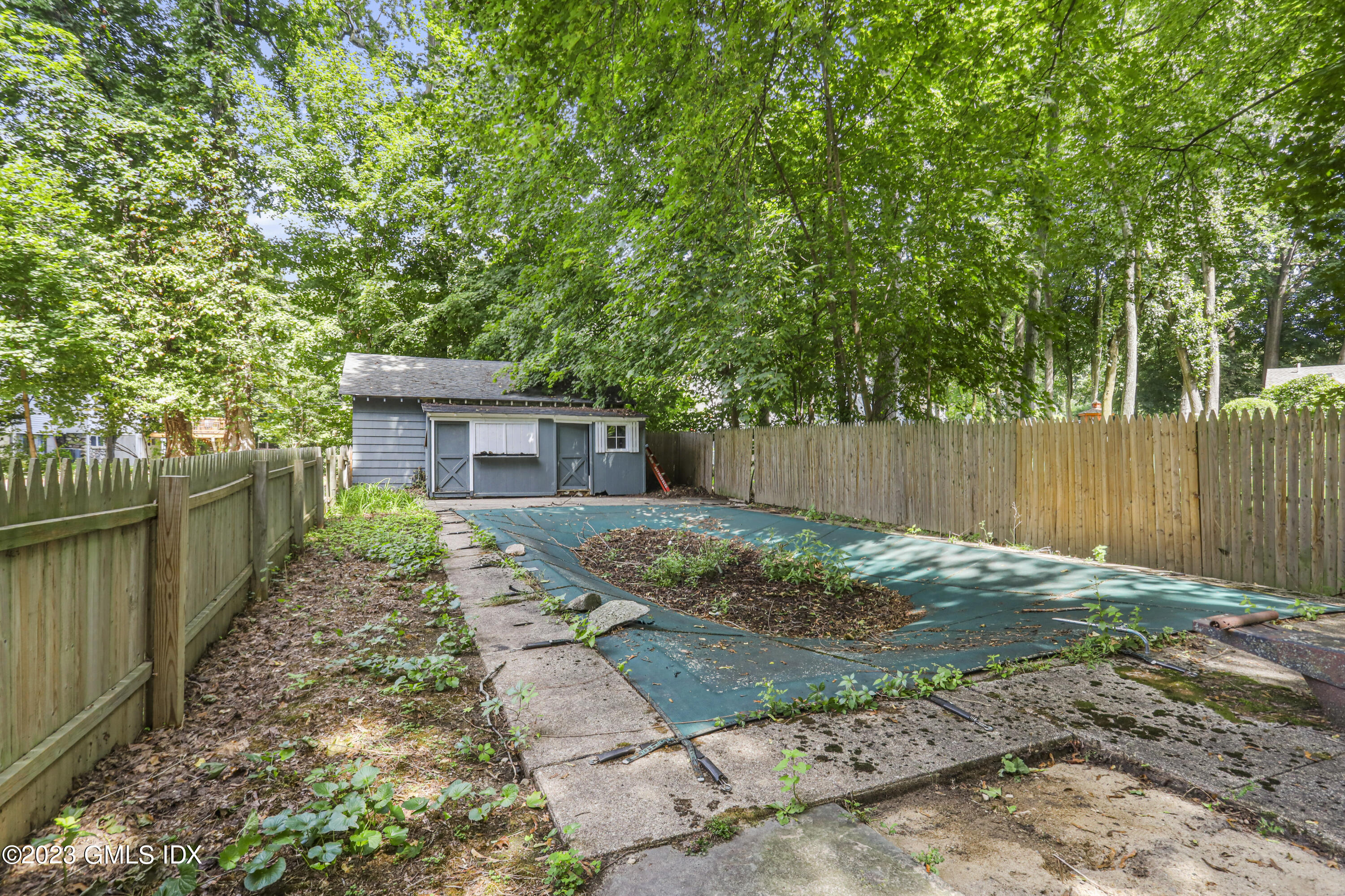 33 Breezemont Avenue Riverside, CT 06878 - Photo 16 of 31 a backyard of a house with lots of green space