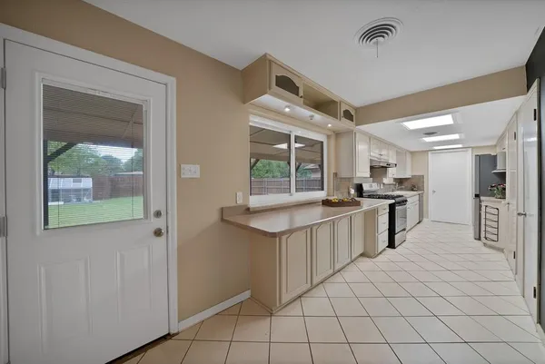 $2,350 | 526 Waggoner Drive, Arlington, TX 76013