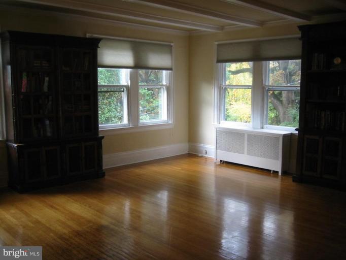 200 Ridgewood Road Baltimore, MD 21210 - Photo 14 of 16 Living Room