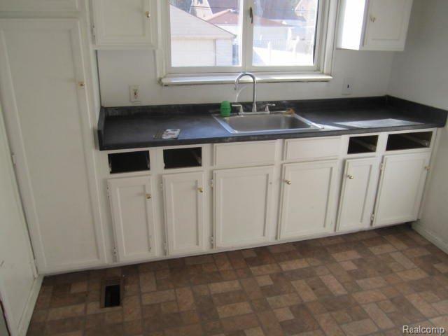 15103 Ashton Road Detroit, MI 48223 - Photo 19 of 22 10.7.10 091