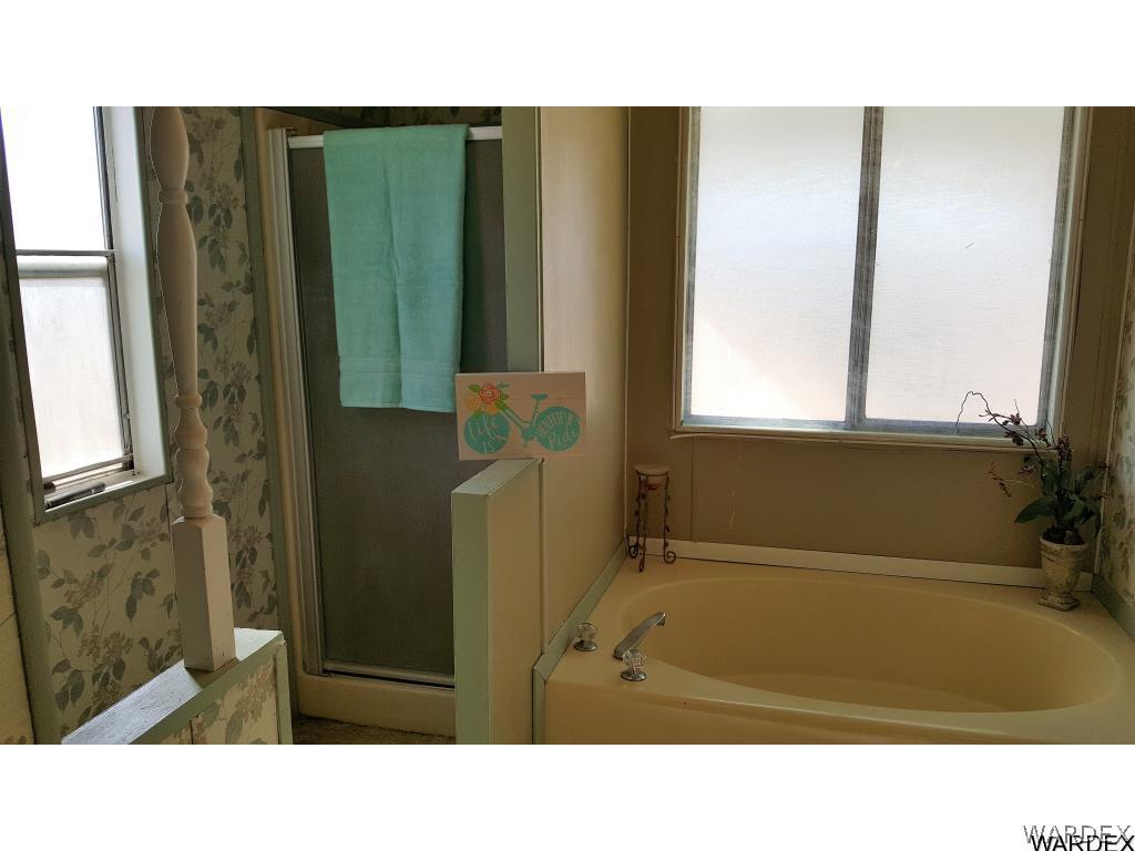 1981 South Emery Park Road Golden Valley, AZ 86413 - Photo 18 of 31 Showersoaking tub