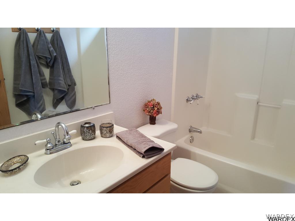 1981 South Emery Park Road Golden Valley, AZ 86413 - Photo 21 of 31 Full guest bathroom