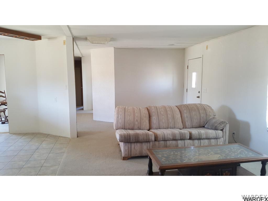 1981 South Emery Park Road Golden Valley, AZ 86413 - Photo 8 of 31 Living room