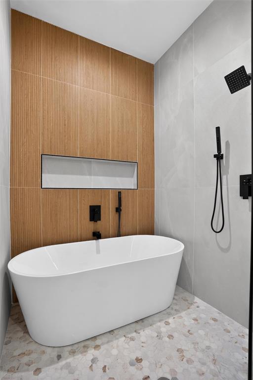 2007 North Montclair Avenue Dallas, TX 75208 - Photo 18 of 31 a bathroom with a bathtub