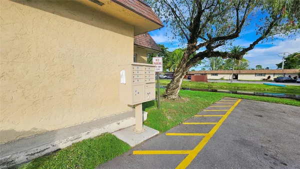 $1,750 | 416 Lakeside Drive, Unit 129, Margate, FL 33063