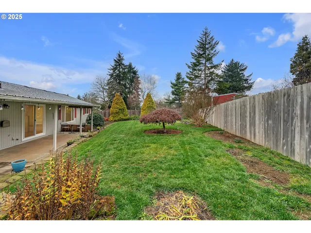 a view of a house with backyard and sitting area