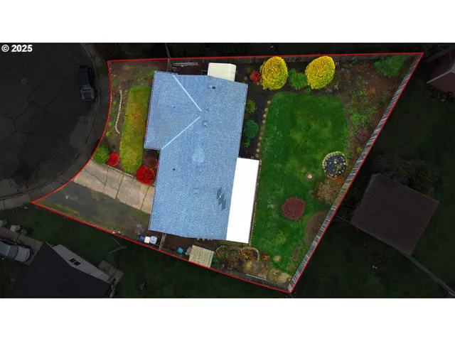 a black and white photo of a tennis court