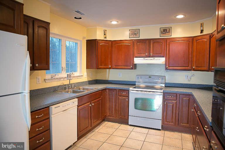 646 Powhatan Beach Road Pasadena, MD 21122 - Photo 2 of 10 Kitchen