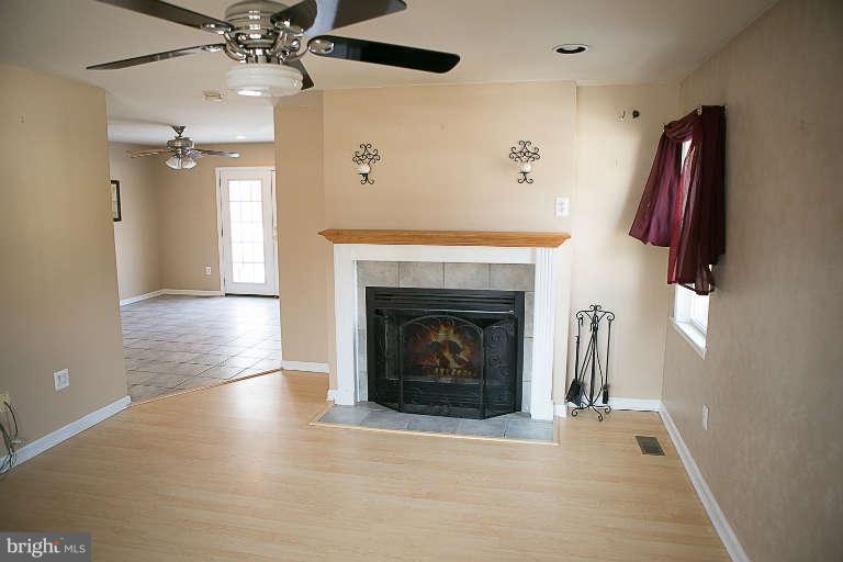 646 Powhatan Beach Road Pasadena, MD 21122 - Photo 3 of 10 Living Room
