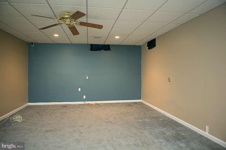 646 Powhatan Beach Road Pasadena, MD 21122 - Photo 4 of 10 Family Room