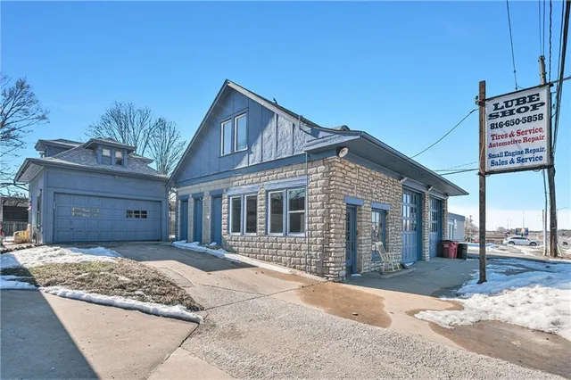 $700,000 | 2 South Sibley Street, Buckner, MO 64016