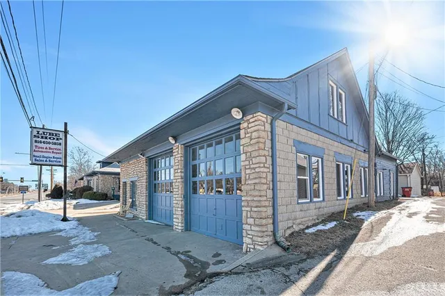 $700,000 | 2 South Sibley Street, Buckner, MO 64016