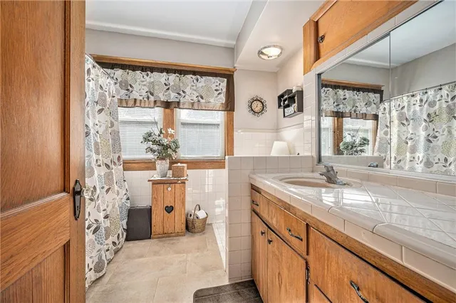 $700,000 | 2 South Sibley Street, Buckner, MO 64016