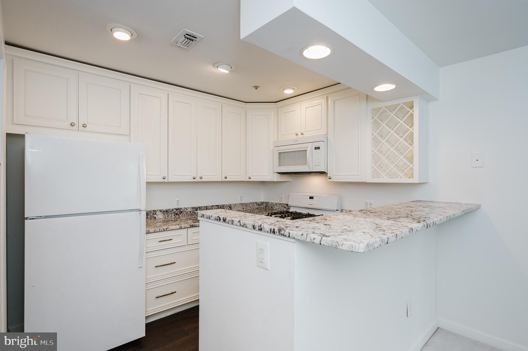 6830 H Hayley Ridge Way, Unit H Baltimore, MD 21209 - Photo 11 of 43 Granite-topped Breakfast bar