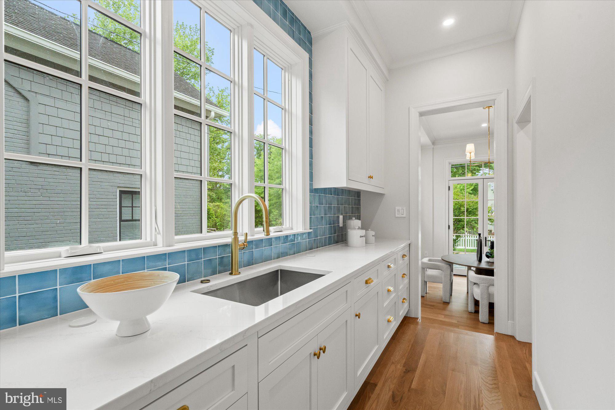 1004 Virginia Avenue Alexandria, VA 22302 - Photo 15 of 63 Second large sink