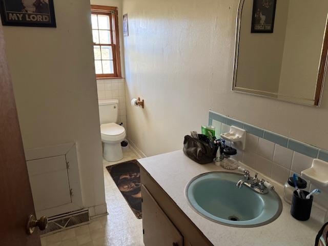 785 Lake Hardeman Road Hickory Valley, TN 38042 - Photo 9 of 10 a bathroom with a sink a toilet and a mirror