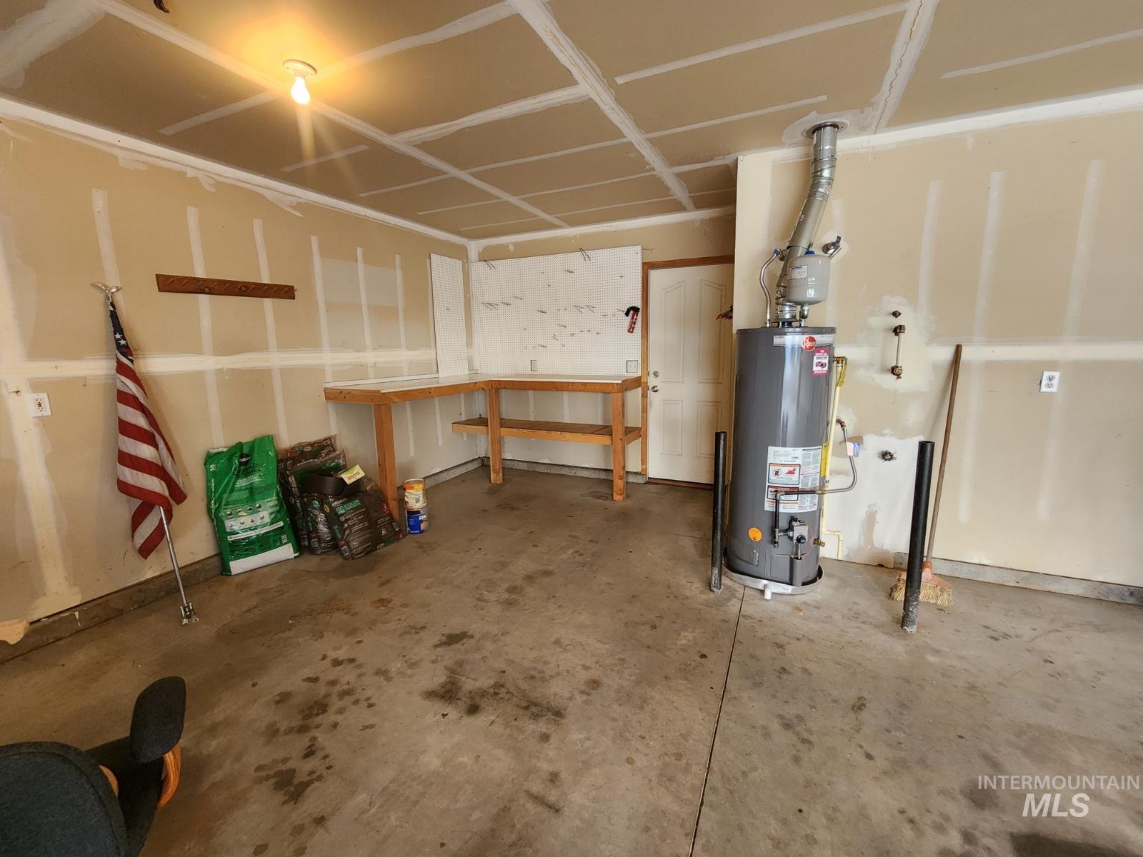 1000 North Rodeo Street Parma, ID 83660 - Photo 27 of 35 Below grade area featuring water heater
