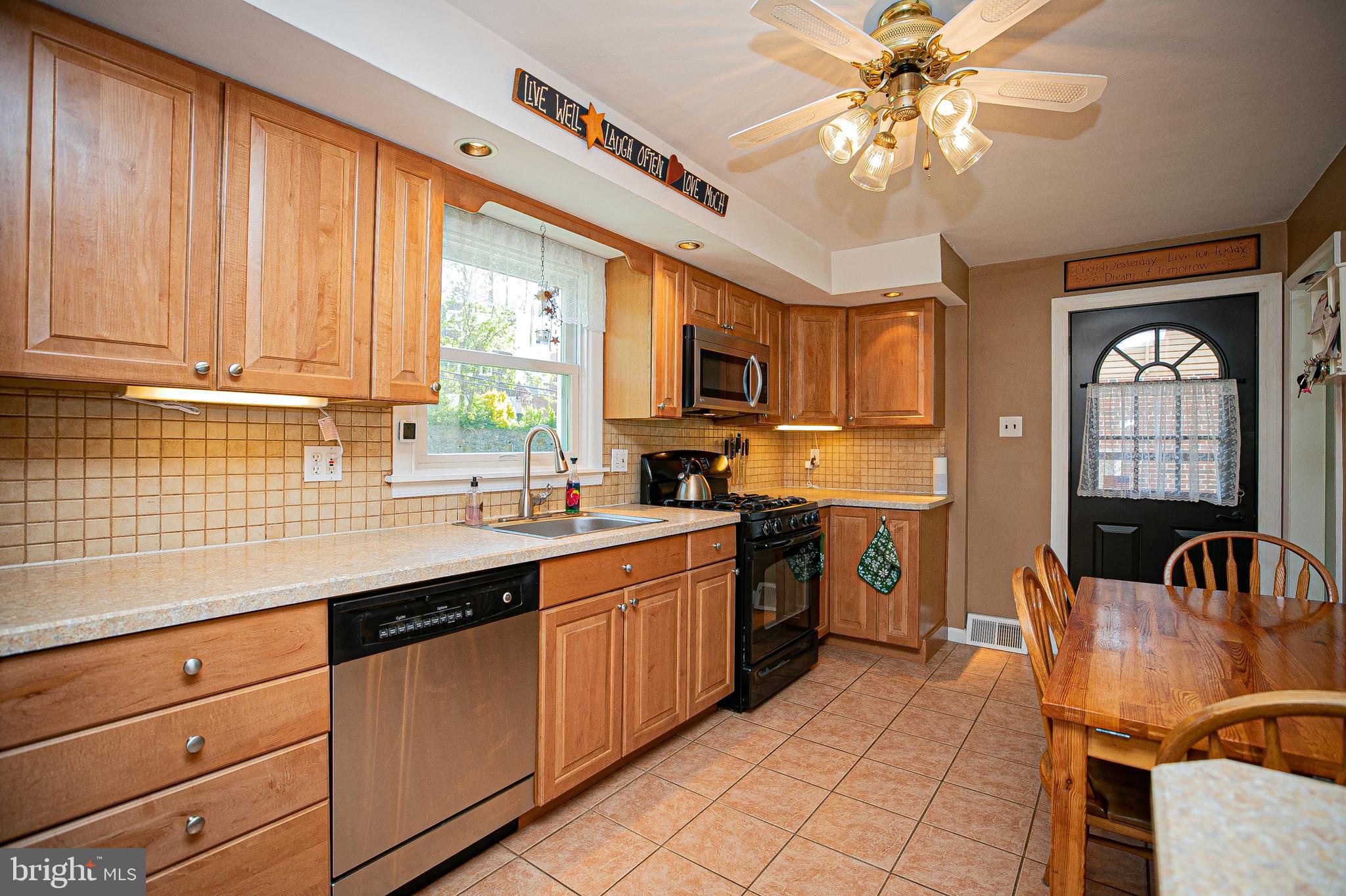 727 Hill Road Philadelphia, PA 19128 - Photo 9 of 36 Gallery Image 9