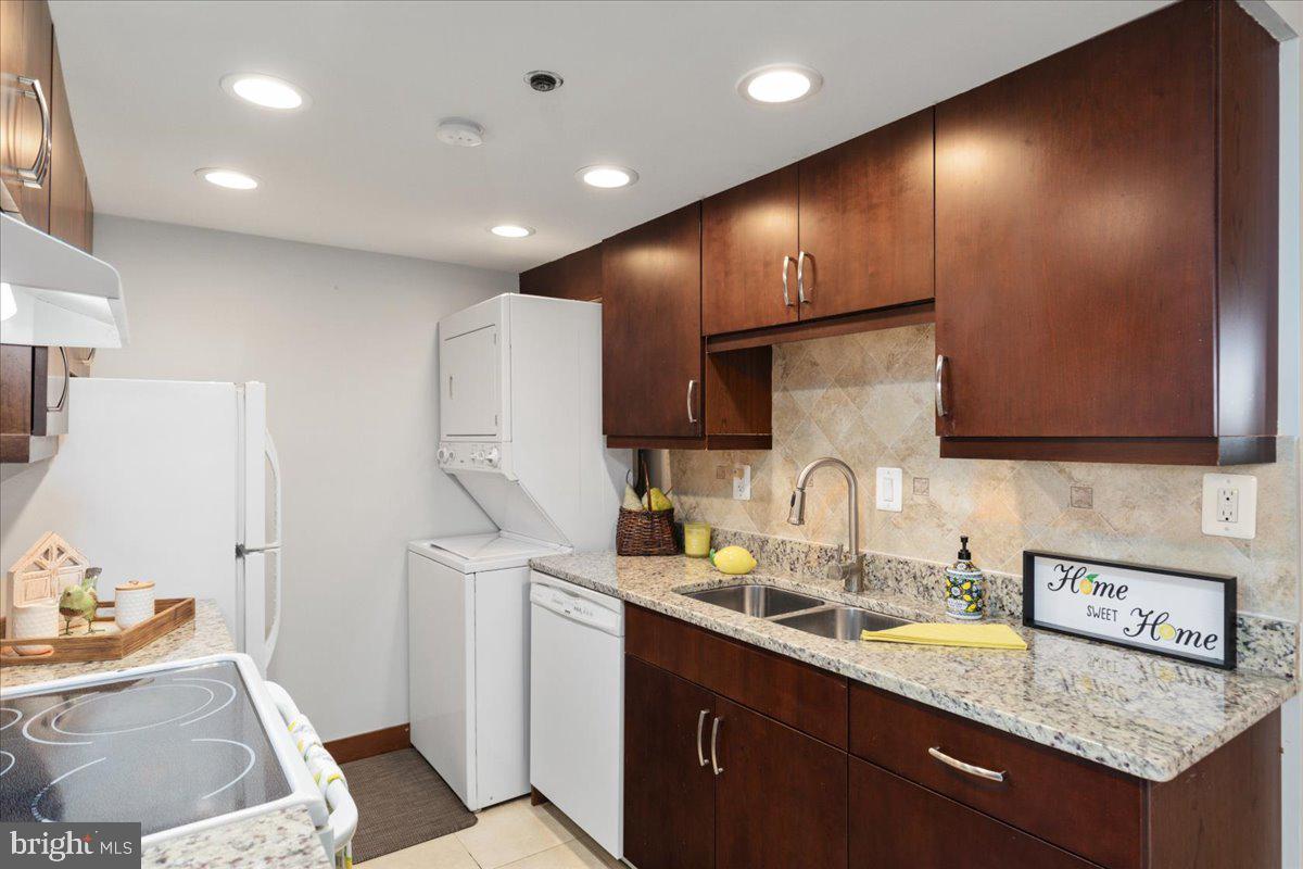 5911 Edsall Road, Unit PH02 Alexandria, VA 22304 - Photo 6 of 23 Lovely Granite Countertops and stylish backsplash