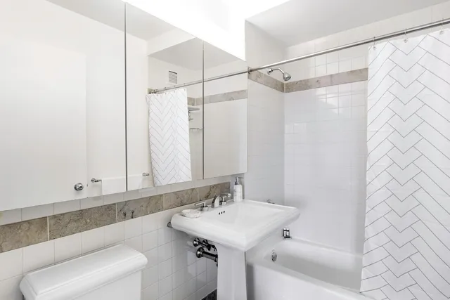 $5,995 | 500 West 56th Street, Unit 2005 | Hell's Kitchen