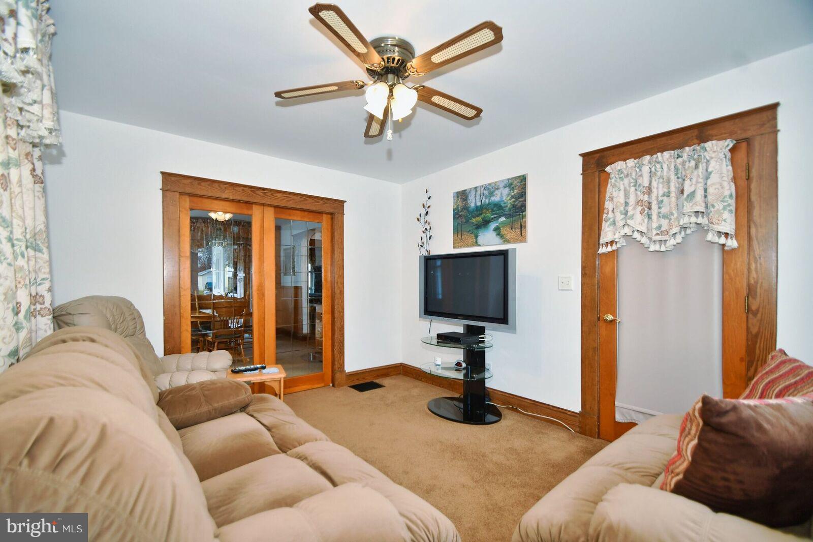 2804 Sparrows Point Road Baltimore, MD 21219 - Photo 6 of 47 Living Room