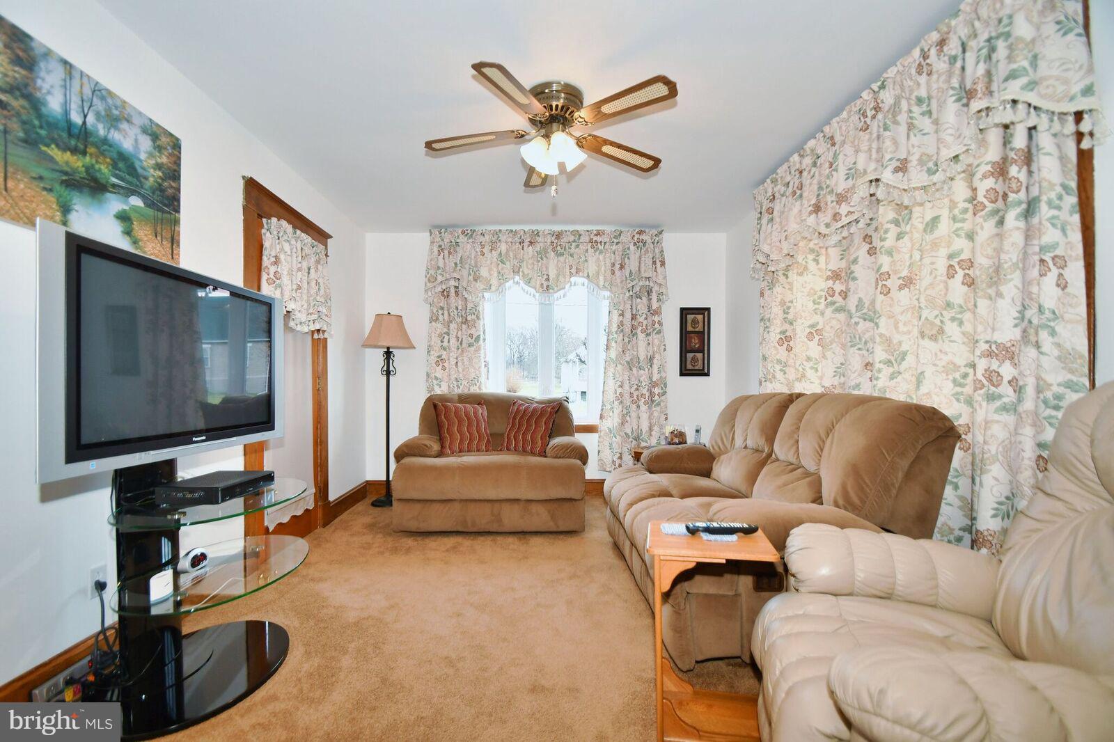 2804 Sparrows Point Road Baltimore, MD 21219 - Photo 7 of 47 Living Room main