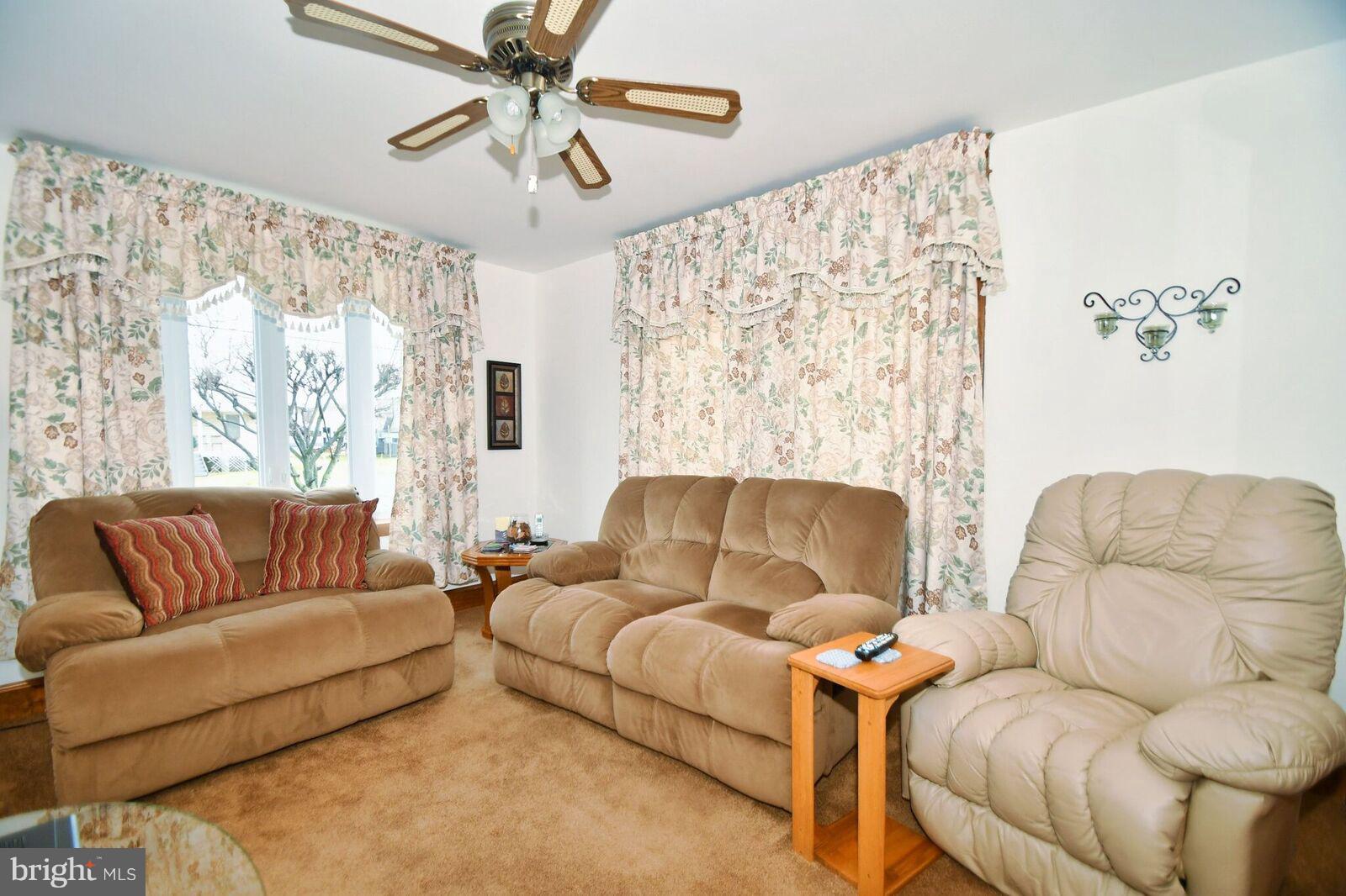 2804 Sparrows Point Road Baltimore, MD 21219 - Photo 8 of 47 Living room