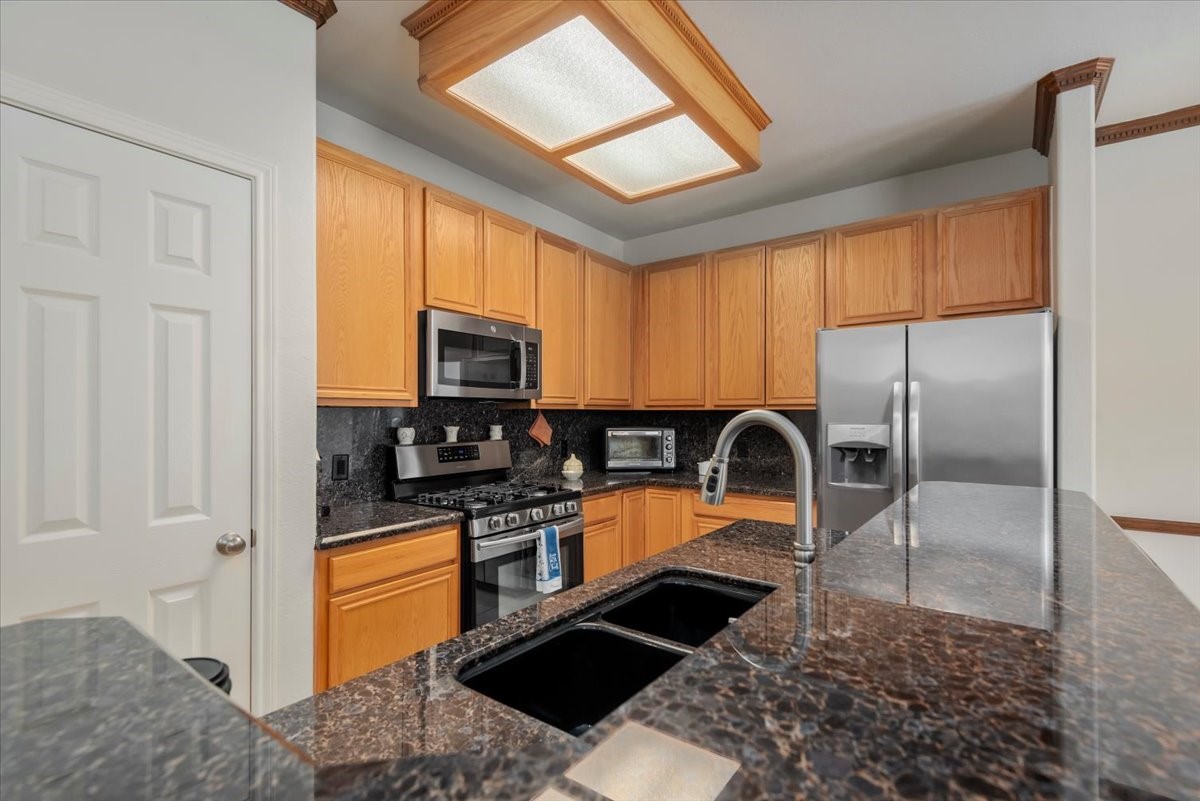 2919 Crescent Star Road Spring, TX 77388 - Photo 14 of 39 Granite breakfast bar and counters
