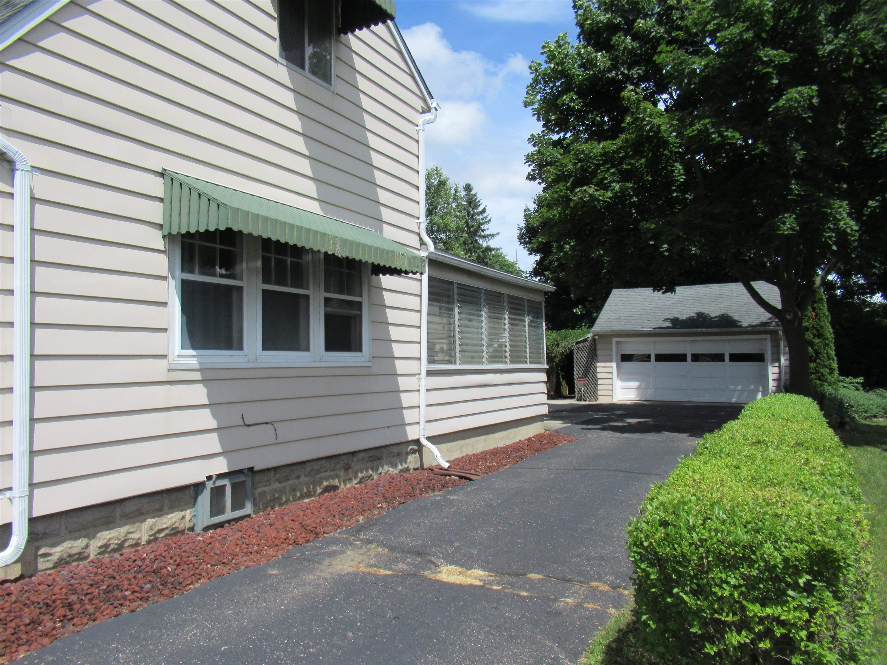 326 North McKinley Road Flushing, MI 48433 - Photo 4 of 41 50147452-813f76ea-0e5f-489f-8f87-613472540a8b.JPG