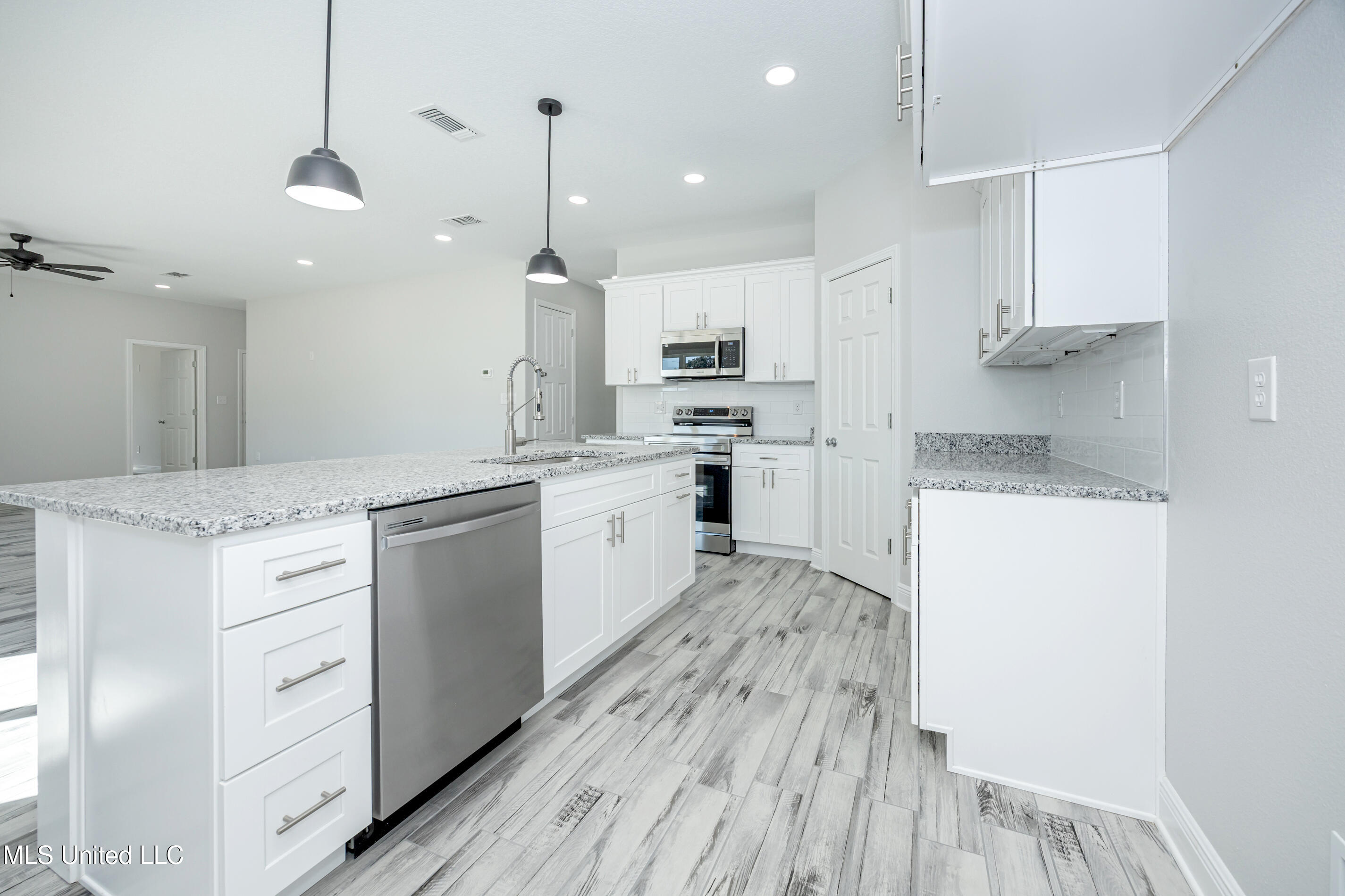 700 Peach Street Ocean Springs, MS 39564 - Photo 23 of 66 IMG_4974