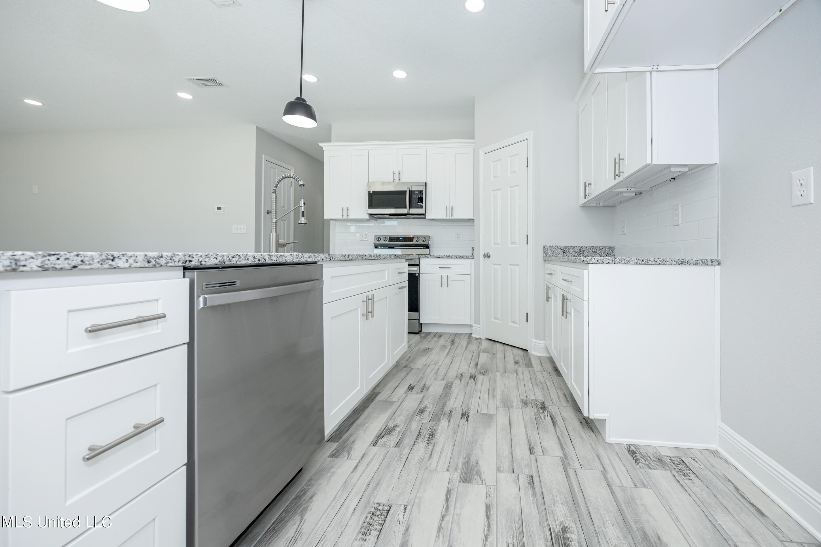 700 Peach Street Ocean Springs, MS 39564 - Photo 26 of 66 IMG_4977