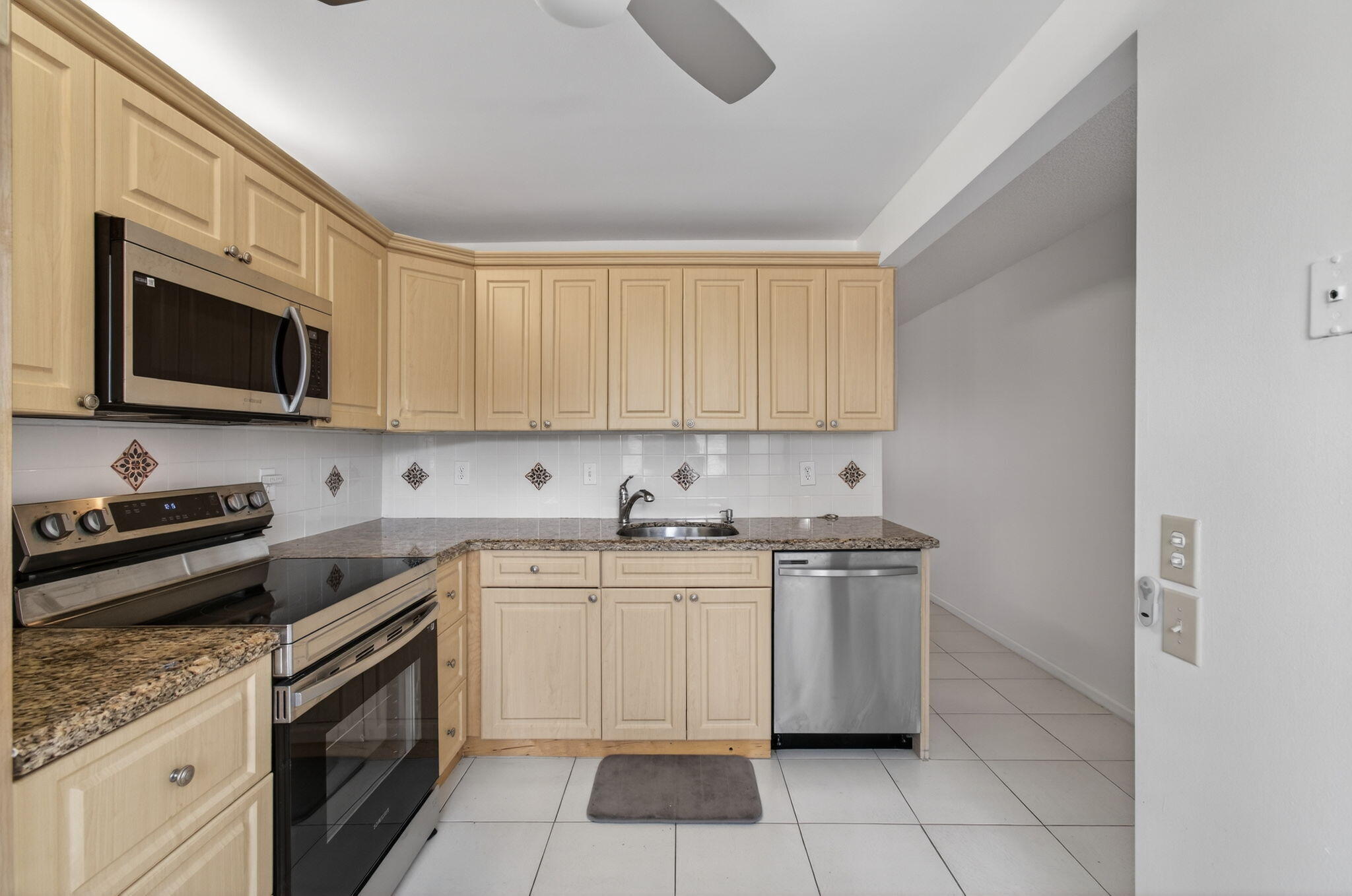 1036 Hythe B, Unit B Boca Raton, FL 33434 - Photo 1 of 52 28-web-or-mls-DSC_3136