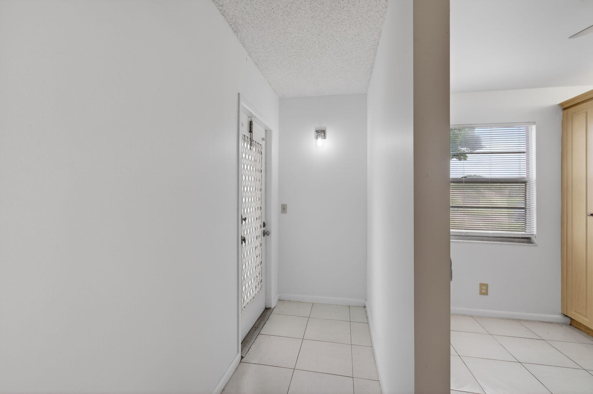 1036 Hythe B, Unit B Boca Raton, FL 33434 - Photo 7 of 52 7-web-or-mls-DSC_2972