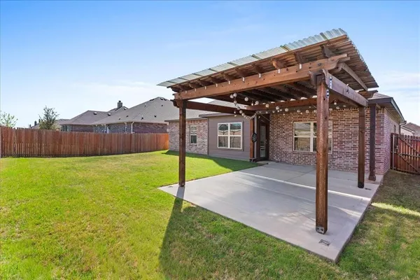 $2,750 | 220 Camden Street, Red Oak, TX 75154