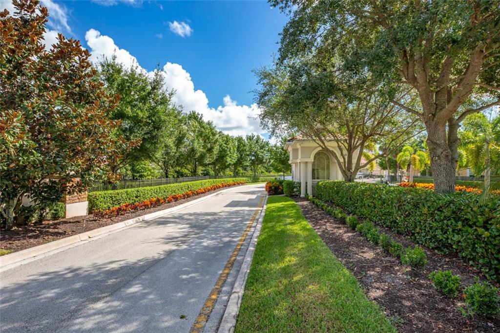 571 Southwest Glen Crest Way Stuart, FL 34997 - Photo 3 of 32