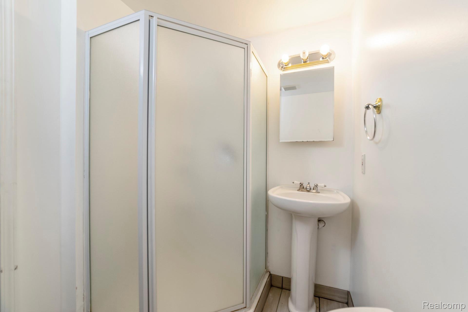 4190 Oak Tree Circle Rochester, MI 48306 - Photo 23 of 34 Full Bathroom (lower level)