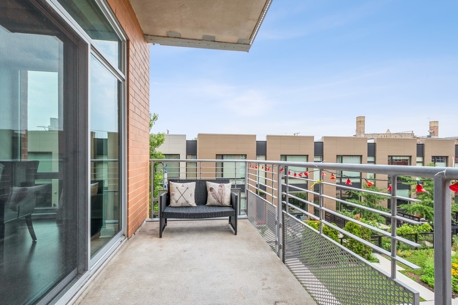 4814 North Clark Street, Unit 201 Chicago, IL 60640 - Photo 22 of 24 a view of a balcony with city view