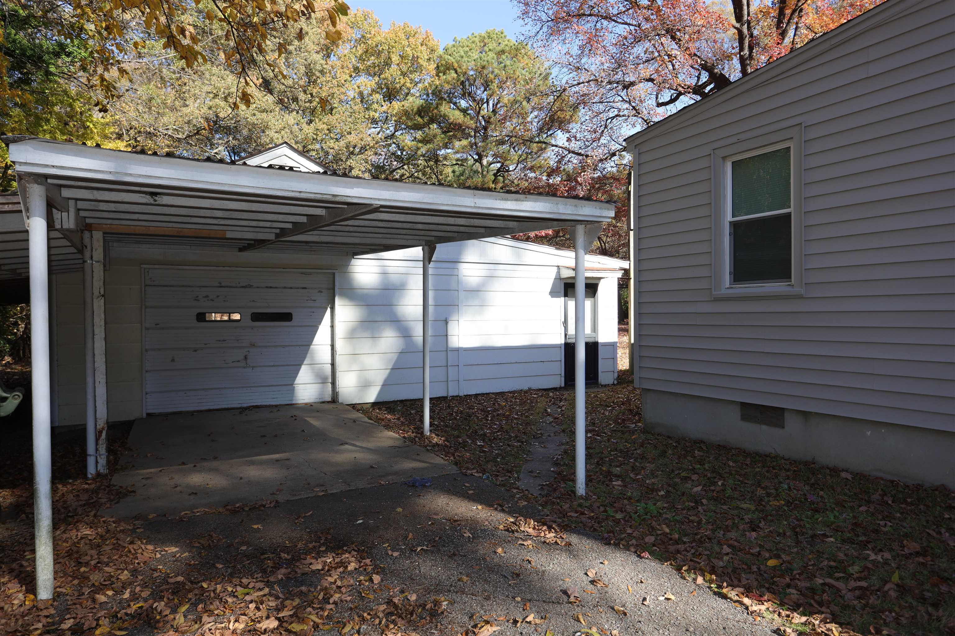 1042 Mosby Road Memphis, TN 38116 - Photo 3 of 21 a view of backyard door