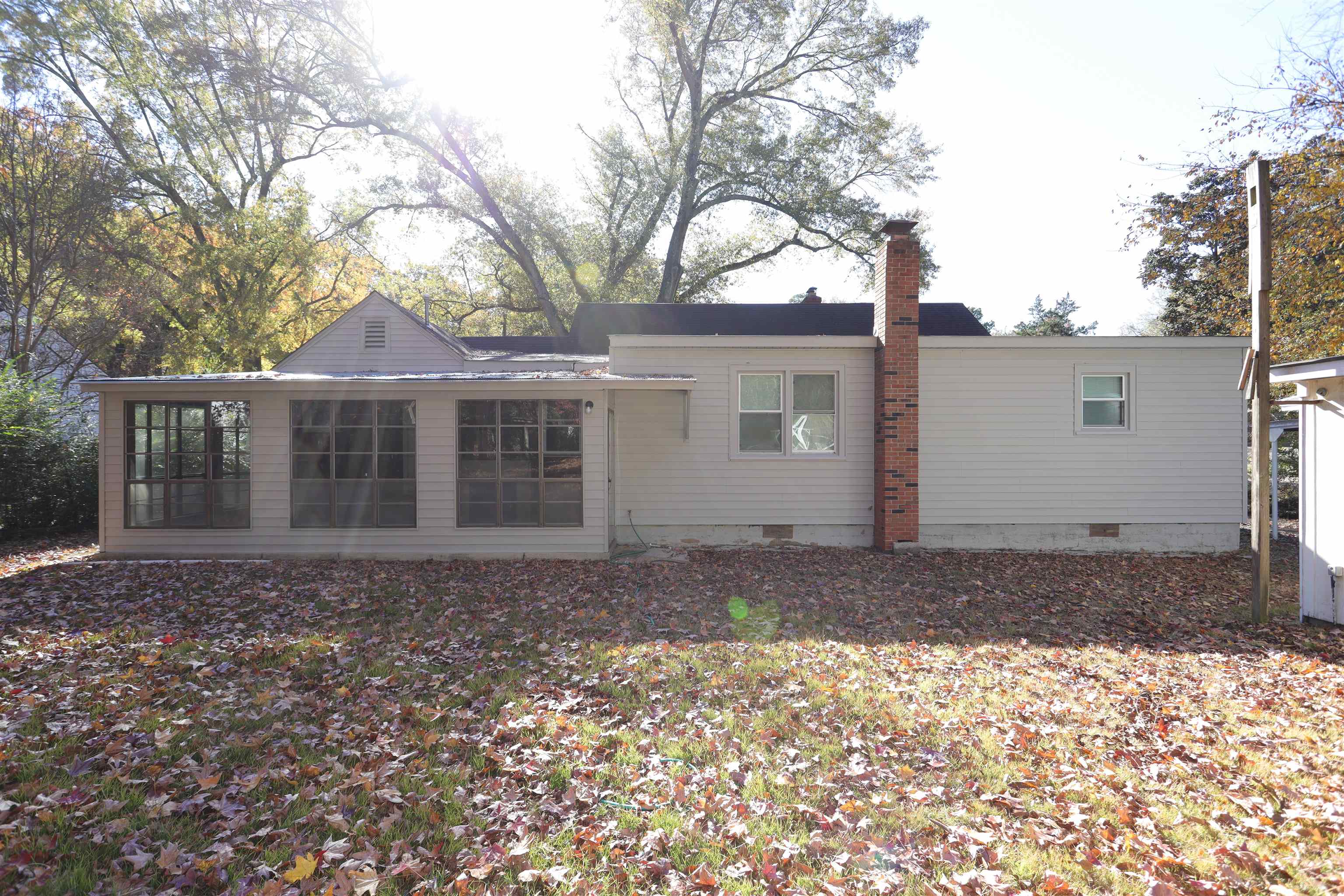 1042 Mosby Road Memphis, TN 38116 - Photo 4 of 21 a backyard of a house