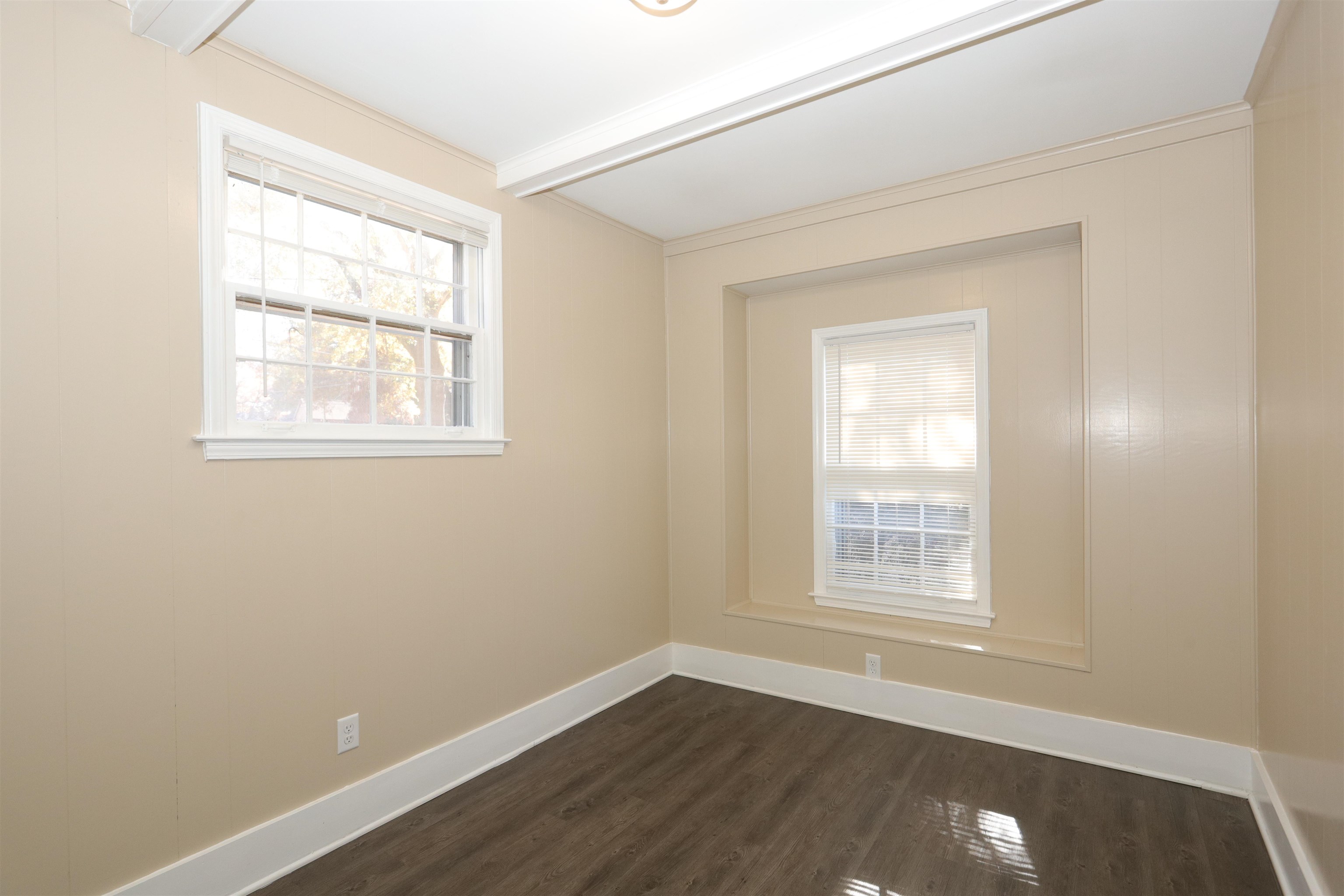 1042 Mosby Road Memphis, TN 38116 - Photo 9 of 21 an empty room with a window
