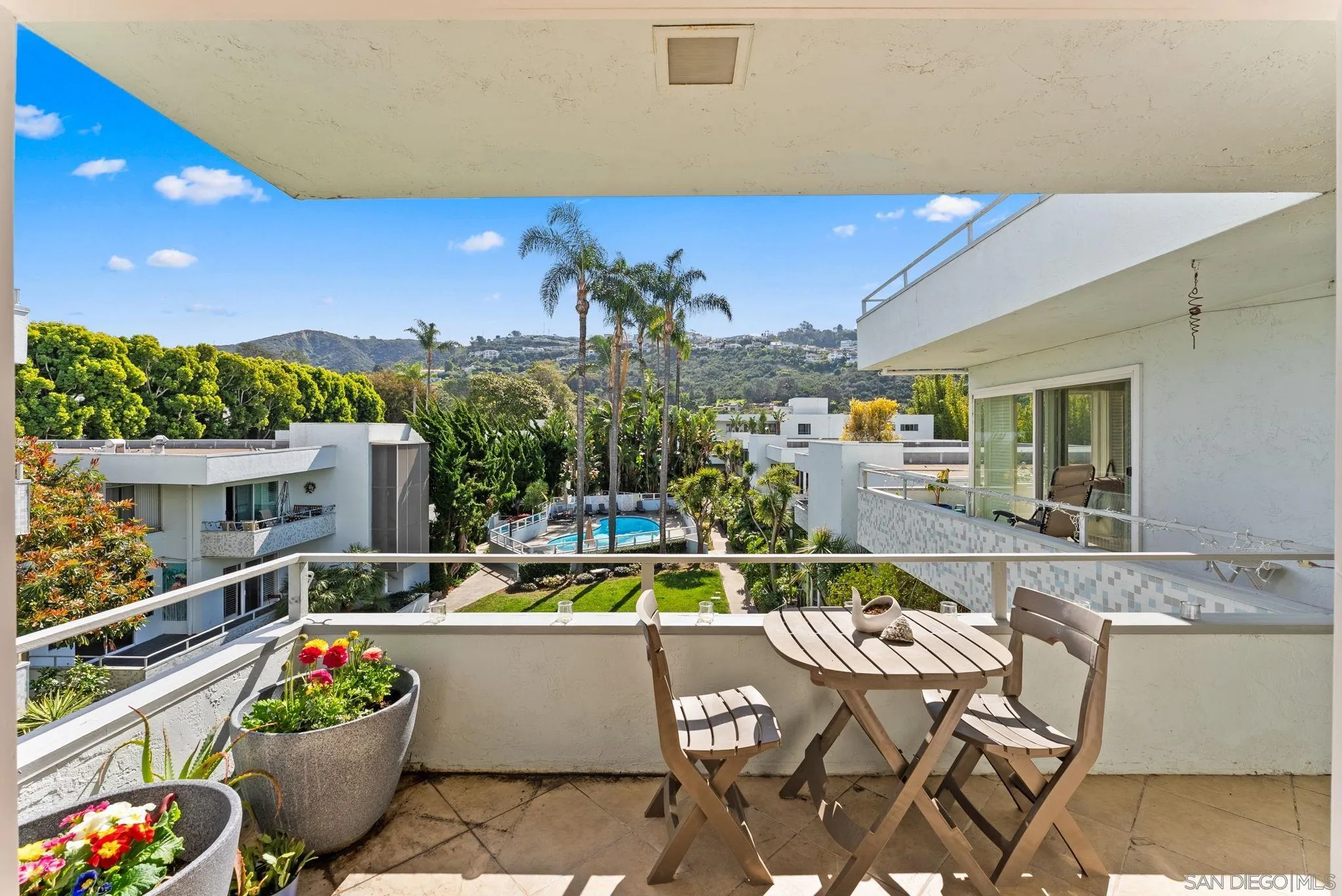 2360 Torrey Pines Road, Unit 28 La Jolla, CA 92037 - Photo 13 of 35 a view of a chairs and table in patio
