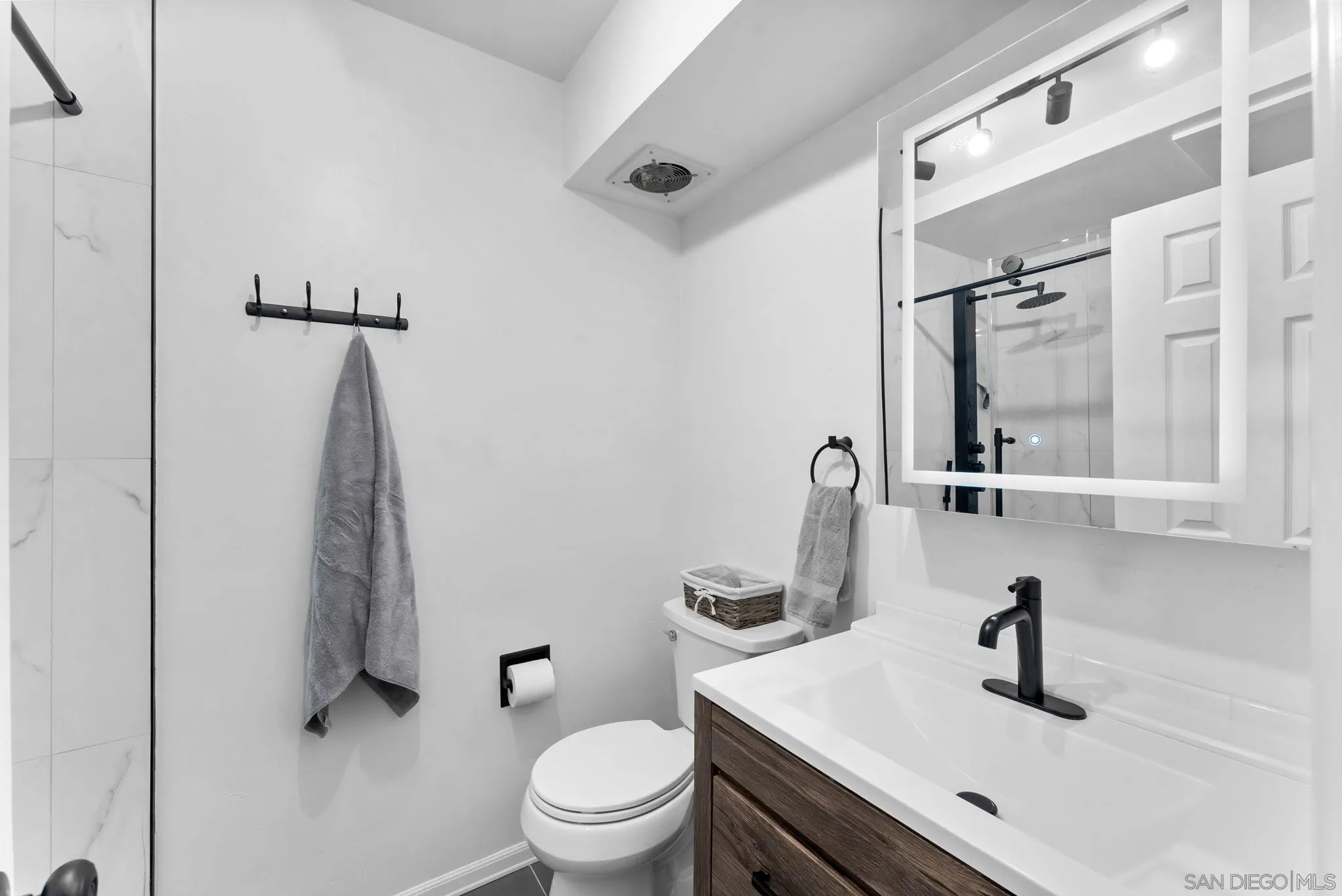 2360 Torrey Pines Road, Unit 28 La Jolla, CA 92037 - Photo 18 of 35 a bathroom with a sink toilet and mirror