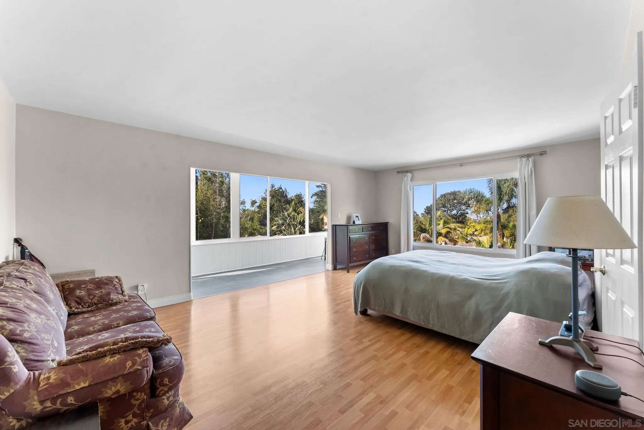 2360 Torrey Pines Road, Unit 28 La Jolla, CA 92037 - Photo 20 of 35 a bedroom with a bed and a couch