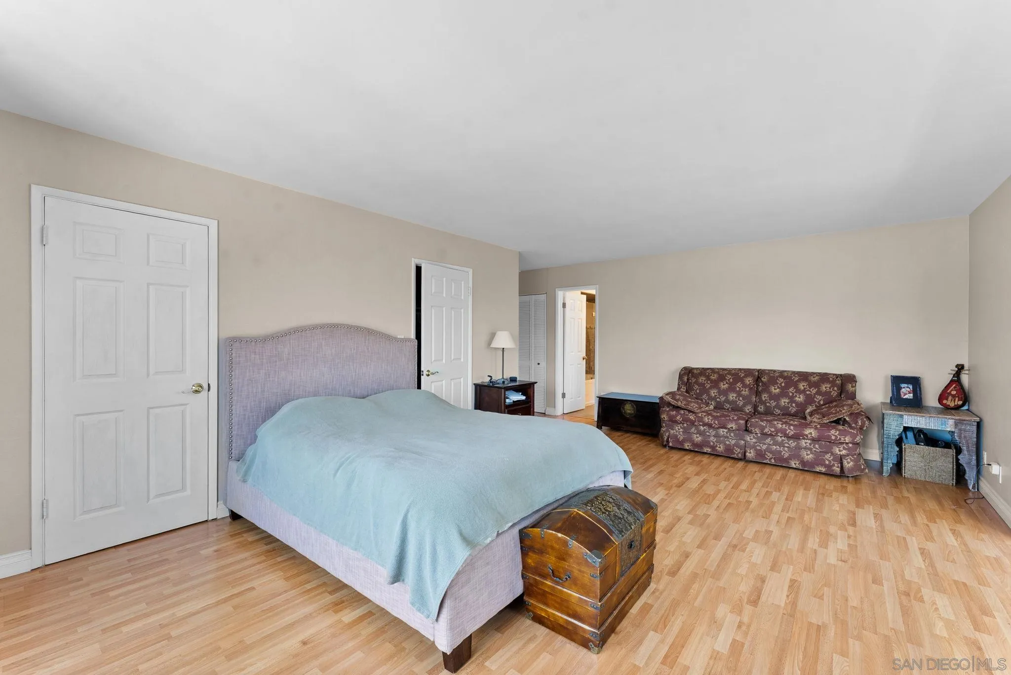 2360 Torrey Pines Road, Unit 28 La Jolla, CA 92037 - Photo 22 of 35 a bedroom with a bed and dresser