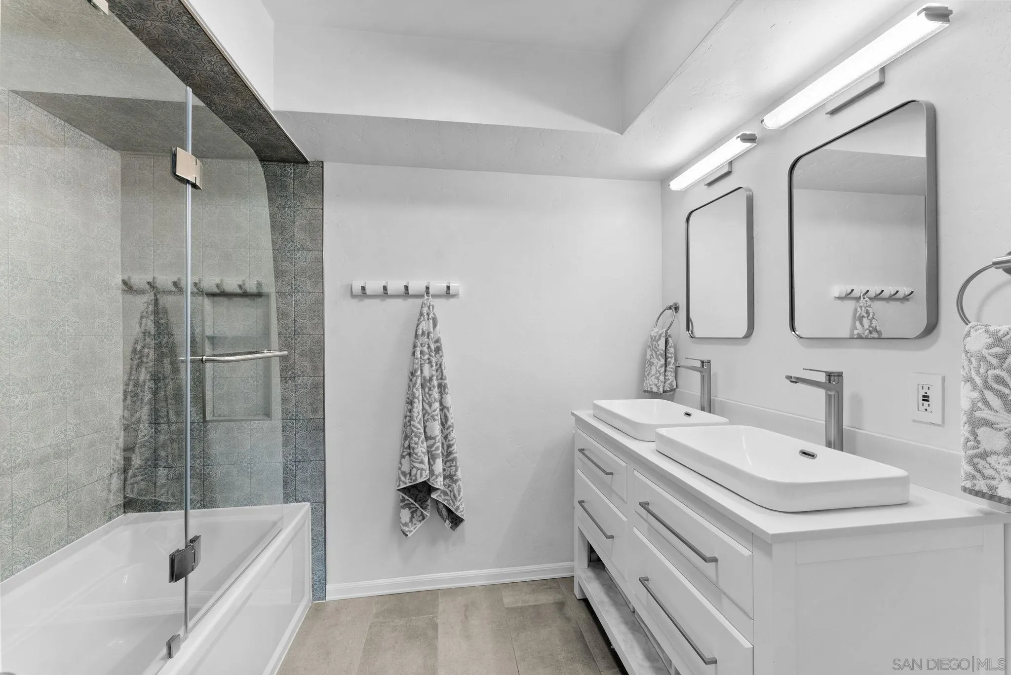 2360 Torrey Pines Road, Unit 28 La Jolla, CA 92037 - Photo 23 of 35 a bathroom with a bathtub sink and mirror