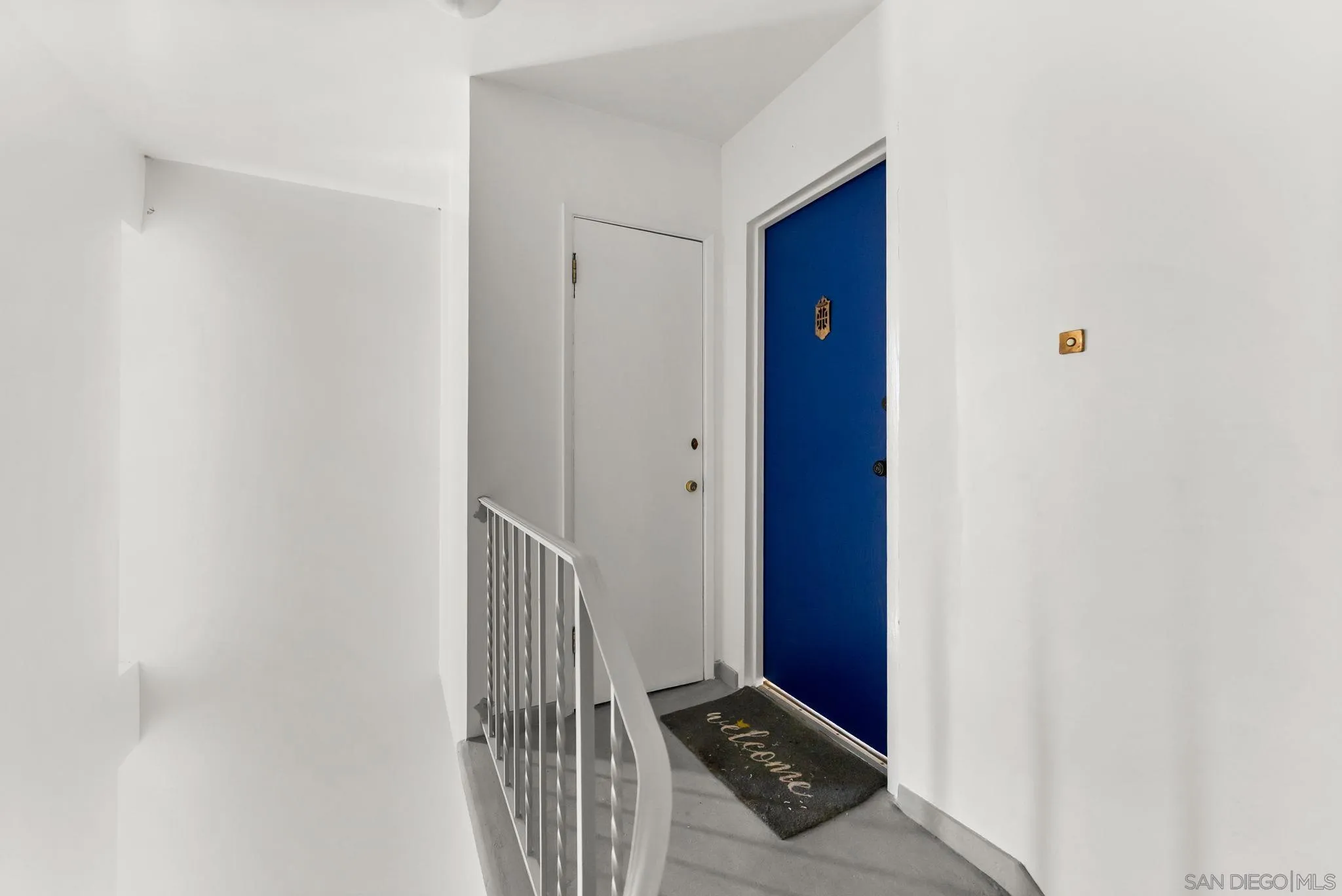 2360 Torrey Pines Road, Unit 28 La Jolla, CA 92037 - Photo 27 of 35 a view of a hallway with wooden floor and entryway